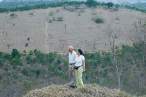 Sebastião Salgado et son épouse, Lélia, sur les terres de l’Instituto Terra. Le couple est à l’initiative du reboisement de ces 750 hectares. « La nature est revenue, même les jaguars sont de retour. »