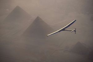 Le Solar Impulse 2 a survolé les pyramides de Guizeh.
