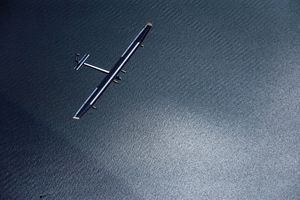 Solar Impulse dans les airs pour un vol sans retour possible.
