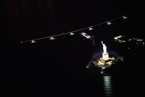 Solar Impulse survole la statue de la Liberté à New York, le 11 juin 2016.