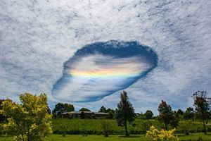 Le trou du Virga dans le ciel australien.