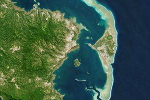 Vue satellite montrant l'est de Mayotte, et notamment l'île de Petite-Terre, où apparaît un cratère héritage d'une activité volcanique... remontant à 500 000 ans environ. Le volcan sous-marin, lui, est situé à 50 km à l'est de l'île.