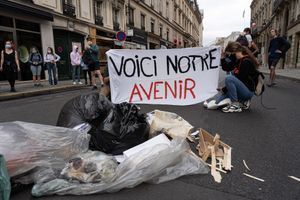 Des militants écologistes à Paris.