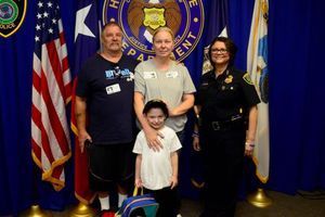 Isiah entouré de ses grands-parents et de représentants de la police de Houston vendredi dernier, lorsqu'il a reçu le prix.