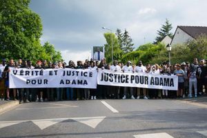 Marche blanche à Beaumont-sur-Oise vendredi 22 juillet 2016 en mémoire à Adama Traoré.