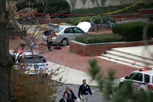 La police examine la scène de crime sur un campus de l'université de l'Ohio