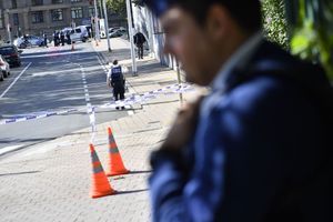 Les enquêteurs belges enquêtent sur le lieu de l'agression de policiers mercredi à Schaerbeek.