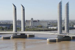 Une des piles du pont Chaban-Delmas a été heurté par un bateau lundi, à Bordeaux. 