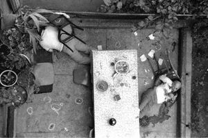 Les corps de Carmine Galante ( à dr.) et de Leonardo Coppolla, dans la cour intérieure du Joe and Mary's Italian-American Restaurant, à Brooklyn, le 12 juillet 1979.