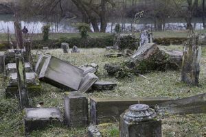 Une tombe profanée du cimetière juif à Sarre-Union.