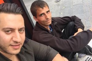 Le fameux selfie de Amine, à gauche, et Marc, qui a permis au jeune SDF de trouver un travail et un logement.