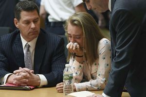Michelle Carter en pleurs après l'énoncé du verdict, vendredi.