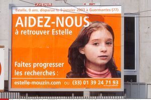 Un avis de recherche pour retrouver Estelle Mouzin, ici sur un panneau à Paris en février 2003.