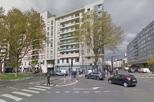 Le drame s'est joué au 8e étage d'un immeuble de la place Charras à Courbevoie. 