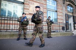 Des policiers français patrouillent devant une école juive à Paris (image d'illustration). 