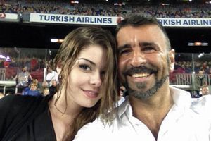 Francisco Benitez et sa fille, Allison, alors âgée de 19 ans, lors d’un match de foot à Barcelone en mai 2013, deux mois avant sa disparition.