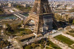Une vue du Champ-de-Mars où s'est déroulée l'agression dimanche, et de la Tour Eiffel. 