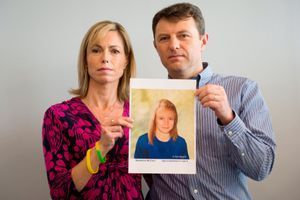 Kate et Gerry McCann, le 2 mai 2012, avec une photo montrant l'apparence probable de leur fille Maddie à l'âge de 9 ans.