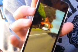 Le bus en feu, filmé par un des jeunes passagers, sur son téléphone portable.