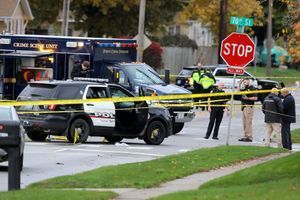 Les enquêteurs à Urbandale (Iowa), où l'un des policiers a été tué dans la nuit de mardi à mercredi. 