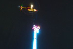 Un hélicoptère au dessus du manège en panne, lundi soir, à Rennes.
