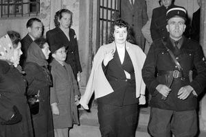 Josette Orfaure escortée à la sortie du tribunal de Valence, en février 1950. La mineure de 20 ans a été condamnée aux travaux forcés à perpétuité pour avoir abattu Vincent Scheide, qu'elle tentait de le dévaliser avec ses complices du "Gang des J-3". 
