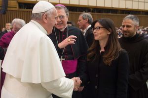 En février 2015, Lucia Annibali rencontrait le pape François.