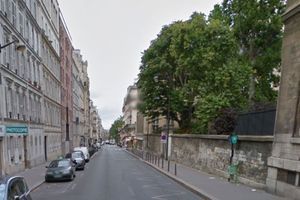 La victime vivait rue d'Assas, à Paris. 