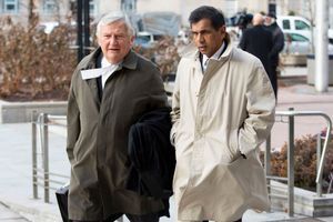 En janvier 2013, George Doodnaught (en beige) avec son avocat.