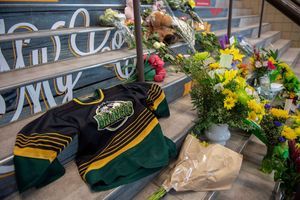 Devant la patinoire des Broncos, des fleurs et des messages en soutien aux victimes. 