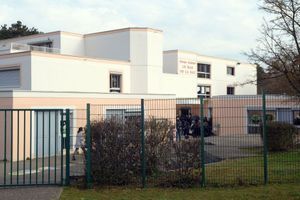 Le suspect est directeur de l'école élémentaire du Mas De La Raz à Villefontaine (Isère). 