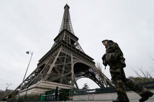 Un soldat patrouille devant la Tour Eiffel. 