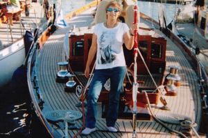 A Cannes, en 2011, Patricia D. pose sur le yacht où elle aurait vécu un mois et demi avec l'une de ses conquêtes masculines.