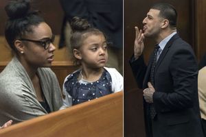 Shayanna Jenkins et leur fille Avielle, pendant qu'Aaron Hernandez lui envoyait des baisers dans la salle du tribunal de Boston, le 12 avril 2017.