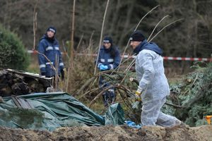 La police inspecte le jardin où ont été enterrés les bouts de corps de la victime.