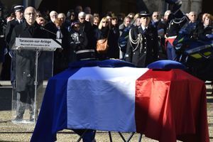 Bernard Cazeneuve rend hommage à Christian Rusig le 30 novembre 2016.