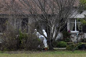 Les scientifiques devant la maison où une femme de 80 ans a été assassiné par le suspect présum, à Chabeuil. 