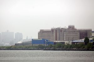 La prison de Rikers Island, où des détenus ont sauvé une garde d'un viol, est située dans l'Etat de New York). 
