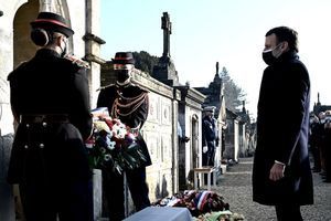 Emmanuel Macron se recueillant sur la tombe de François Mitterrand à Jarnac, à l'occasion des 25 ans de la disparition de l'ancien président, le 8 janvier 2021. 