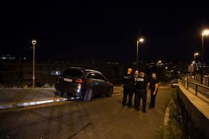 La police à la recherche d'indices après la fusillade qui a fait deux morts à Marseille. 