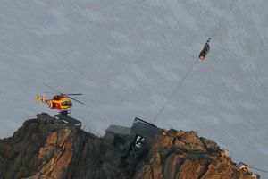 Trente-trois personnes, dont trois enfants, ont retrouvé la terre ferme vendredi matin après avoir passé la nuit dans les cabines d'un téléphérique vertigineux du massif du Mont-Blanc.