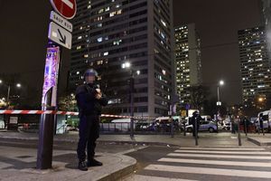 Des policiers bouclent le périmètre dans les environs du boulevard Massena, dans le XIIIème arrondissement de Paris, vendredi soir.