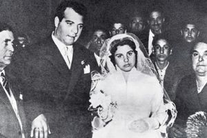 Assunta "Pupetta" Maresca et Pasquale "Pascalone" Simonetti, le jour de leurs noces, le 27 avril 1955. Le 16 juillet, 80 jours plus tard, le marié sera assassiné par un rival de la Camorra.