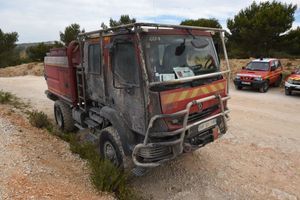 Un fourgon de pompiers brûlé par les flammes d'un violent feu de forêt jeudi à Chateauneuf-les-Martigues, près de Marseille (Image d'illustration). 
