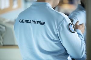Dix adultes âgés de 30 à 64 ans ont été interpellés et placés en garde à vue lundi matin dans le nord du département, près de Bourgoin-Jallieu, par les gendarmes de Bourgoin-Jallieu et le pôle criminel de Grenoble. (Photo d'illustration)