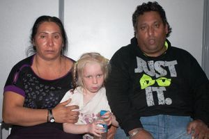 La petite fille dont la police grecque cherche les vrais parents, et le couple de Roms qui est accusé de l'avoir enlevée.