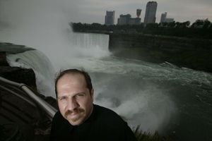 Kirk Jones en août 2004, un peu moins d'un an après son plongeon miraculeux, devant les chutes du Niagara.