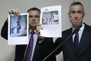 Christian Flaesch, directeur de la PJ de Paris et François Molins avec les photos du suspect.