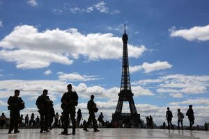 Des soldats devant la Tour Eiffel (image d'illustration). 