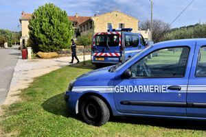 Les gendarmes devant la maison où une dame de 92 ans a été retrouvée sans vie dans une mare de sang, à Cavillargues.